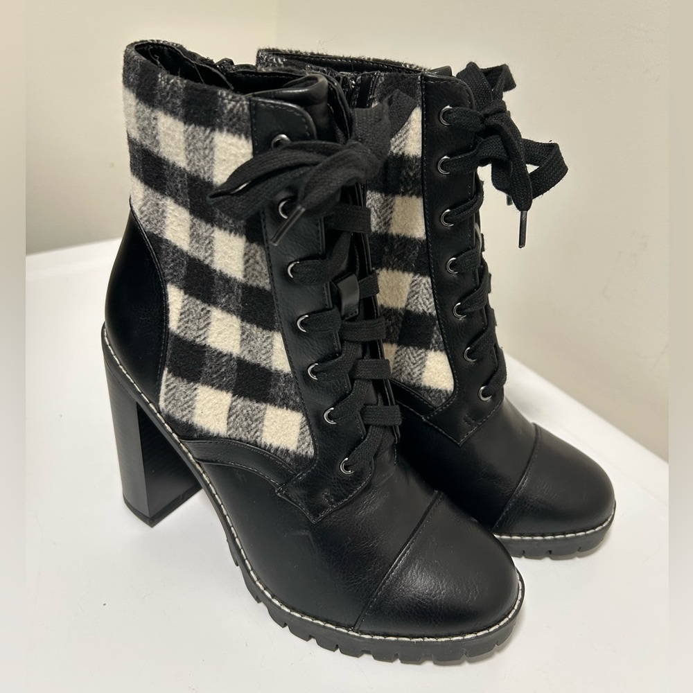 BCBGeneration Pilas Plaid Lace Up Boots Black Cream Size 8 - Picture 1 of 13